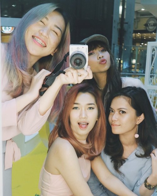 #throwback at grand launching @wrpeveryday FruitBar with these babes💕
•
•
Have you read my latest blog post? If you haven't, please kindly check out www.chacaannisa.com or direct link on my bio✨
•
•
#beauty #beautyblogger #indobeautygram #indonesiabeautyblogger #bloggerindonesia #bloggerjakarta #bblog #BeautynesiaMember #BloggerPerempuan #CharisCeleb #ClozetteID #FDBeauty #IndonesiaFemaleBlogger #SociollaBloggerNetwork #chacaannisasdiary