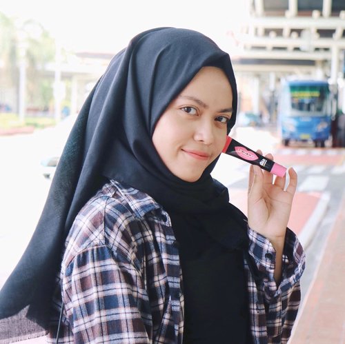 First time trying lip tattoo from @wangskin.co.kr and I fell in love with this product because the result is very natural, and durable.💖 .I'm wearing #wangskinliptattoo shade pink and i love this color. Thank you @charis_official for sending me this product❣️.Where to buy?Get them at my @charis_official shop at http://hicharis.net/chacaannisa/6Ur or click direct link on my bio ❤️ Go check them out🛍 Happy Shopping😘#charis #charisceleb #wangskin #wangskinliptattoo #clozetteid @charis_official @wangskin.co.kr