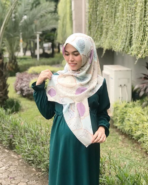 Mau punya koleksi hijab yg coraknya unik, bagus, nggak gampang lecek, dan warna2 cantik kaya warna pastel gitu?Anw, di foto ini aku lg pake hijab dari @lanisha.id hijabnya beda dr yg lain, bagus bgt bahan, corak, dan warnanya 😍 Yuk kembaran!Buruan cek IG @lanisha.id ya, masih ada byk warna + corak lainnya yg nggak kalah cantik loh 💕