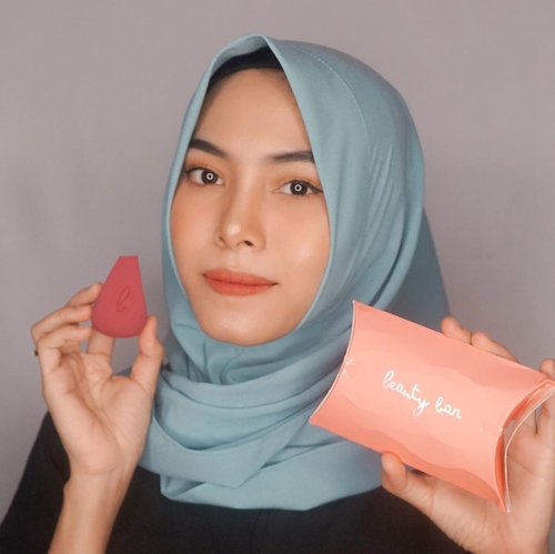 Beauty Sponge #BLACKPINK series from @beautybar.idn 💙Squishy banget deh dan bentuk unik, punya banyak sisi yang bisa memudahkan pengaplikasian foundation, concealer, maupun baking. Yuk kepoin IG nya @beautybar.idn ✨#BeautyBarIdn #BeautyBarIndonesia