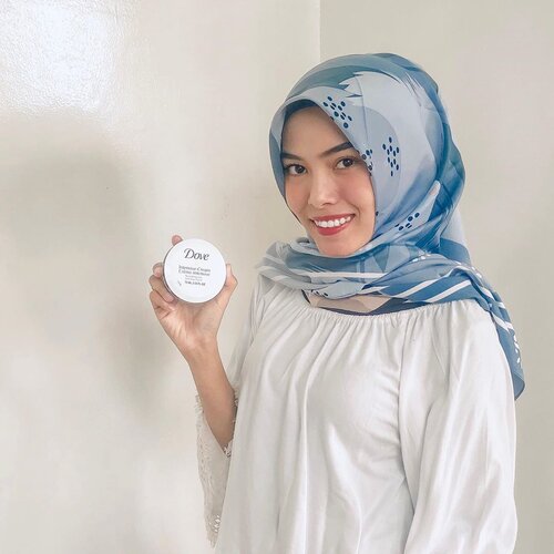 Hi, masih inget bahasan tadi aku tentang Dove Beauty Cream? Nah kali ini aku juga mau membahas varian yang satunya lagi yaitu Dove Nourishing Cream.Perbedaannya itu menurutku pada wanginya. Dove Nourishing Cream ini wanginya enak banget dan sangat ringan. Cocok banget buat kalian yang suka wangi-wangi yang kalem gitu. Manfaatnya? Dove Nourishing Cream ini cocok banget untuk kulit yang kering karena sangat melembabkan kulit dan sama seperti Dove Beauty Cream, bikin kulit jadi lebih halus dan lembut. Selain itu, kedua produk ini juga bisa digunakan from head to toe. Wajib banget nih buat dicoba!Buat yang mau coba Dove Body Cream, bisa beli di toko terdekat atau e-commerce favorit kalian ☺@Dove @BeautyJournal #DoveBodyCream #DoveBeautyCream #DoveNourishingCream #MultifunctionCream #DeeplyNourish #HealthierSkin 📸 : @mamahcs