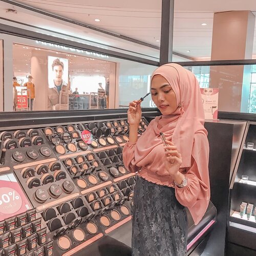 Happy 3rd Anniversary @flormarindonesia 💕Tadi aku abis seru-seruan bareng temen-temen @beautybloggerindonesia di store nya @flormarindonesia Mall Kota Kasablanka. Terus aku seneng banget sama mascara 3 in 1 nya karena mascara nya itu unik dan beda dari yg lain, bisa diputer sesuai dengan keinginan kita (mau lentik, panjang, atau tebal). Yuk buruan ke store nya, lagi ada banyak promo loh! 100k get 3 products dan masih banyak promo lainnya ✨@flormarindonesia @beautybloggerindonesia#FlormarID #Flormar3rdAnniv #BBIxFLORMAR #beautybloggerindonesia