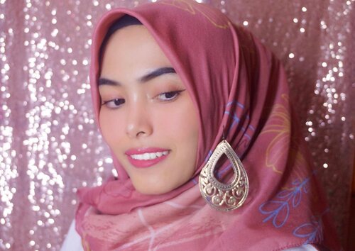 Halo guys! Ini Natural Glowing Make up Ramadhan Ala aku menggunakan @pixycosmetics ✨Details :- PIXY Make It Glow Beauty Skin Primer- PIXY Make It Glow Dewy Cushion - 201 Neutral Beige- PIXY Make It Glow Silky Powdery Cake - 101 Light Beige- PIXY Twin Blush Pretty Plum- PIXY Tint Me On Pink- PIXY Line & Shadow- PIXY Eye Brow CrayonNah, buat kamu yang mau bikin Natural Glowing Make Up Look juga dengan produk @pixycosmetics ini, aku ada penawaran menarik nih! Just click a link on my bio ya 😉#PixyMakeItGlow @pixycosmetics @beautyjournal