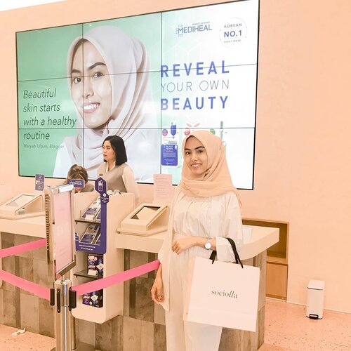 Happy banget abis seru2an dan photoshoot bareng @mediheal_idn @sweet.escape di @Sociolla Store Lippo Mall Puri, seneng banget deh pake maskernya Mediheal ini karena bikin kulitku jadi lembab dan glowing dalam sekejap. Yuk rajin maskeran mulai dari sekarang! Because “Beautiful skin starts with a healthy routine”. #RealMeRealSkin