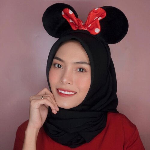 Gemes banget deh, tahun ini @LakmeMakeup lagi berkolaborasi dgn Minnie Mouse! Secara kan Minnie mouse and Mickey mouse itu couple goals banget, jadi pas nih buat Valentine’s day look.Produknya itu ada 3 warna Weightless Lip Matte (Giggle, Dainty, dan Smooch) dan shade favorit aku adalah Smooch. Warna merahnya cocok banget buat look jadi lebih keliatan cerah. Anw, di look aku kali ini, aku bikin ombre lips pakai 2 shade yaitu Giggle dan Smooch.Selain itu, ada Limited Edition Cushion nya juga loh dilengkapi sticker Minnie mouse yg bisa dicustomize sendiri sesuai keinginan. Btw, produk2 ini udah ada di toko2 offline dan buat online udah ada di Shopee. Yuk buruan cobain, soalnya limited edition banget! Get ready for Valentine’s date! ❤️ #lakmemattemehappy #lakmemakeup