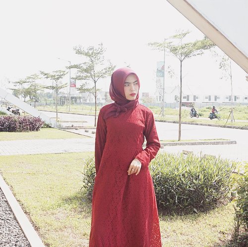 BRAVE to be BOLD💄 Hijab Square in Maroon by @antiiqahijab Lace Dress in Red by @mufecollectionsMakeup by @maryahulpahmakeup Follow @obis_anne dan @@annemanagement m#tantanganobis #annemanagement #clozetteid