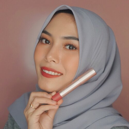 It’s my first impression about @instaperfectbywardah . Instaperfect Mattecentric Lip Crayon. Nah jadi aku punya 3 shade yaitu :02 Morale : It‘ll make you stand out to meet-up with your squad for a party.03 Honour : Your holiday won’t be complete without this shade.05 Sense : Instagram ready with this shade.Menurutku warnanya itu rata-rata lebih ke bold, super cantik, dan bisa banget dipakai every ocassion. Salah satu warna favoritku yaitu 03 Honour. Lip crayon ini cukup tahan lama, nggak bikin bibir jadi kering. Selain itu, aku juga suka sama packagingnya yg cukup unik seperti crayon, mudah dibawa kemana-mana, dan tutupnya juga click jadi nggak gampang jatuh deh. 💕@instaperfectbywardah @beautyjournal #ReadyToGo #ForYourUnstoppableMove