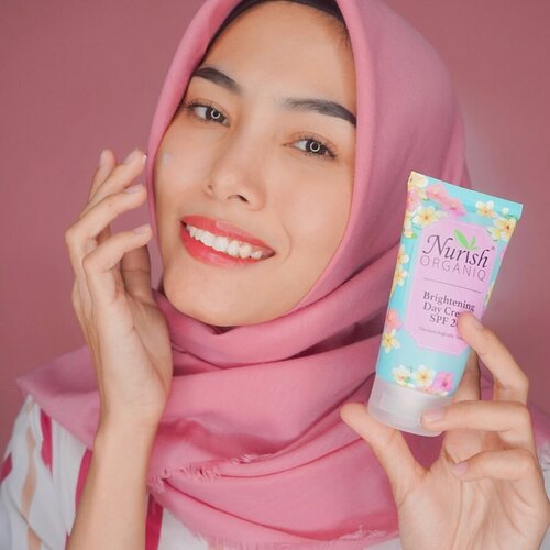 Hi aku mau ngeracunin produk baru nih ke kalian! Produknya yaitu Nurish Organiq.Nurish Organiq ini merupakan produk skin care baru dengan kandungan 100% natural dan terdapat ekstrak organik, teruji secara dermatologis dan Halal. Rangkaian produk Nurish Organiq ini lengkap banget, packagingnya juga super gemes banget. Nah kemarin aku udah coba Nurish Organiq yang Brightening (Micellar Cleansing Water, Foamy Cleanser, Toner, Eye Serum, Face Essence, Day Cream Spf 20, dan Night Cream). Dari seluruh rangkaiannya itu, yang paling aku suka itu Face Essence (Teksturnya ringan, nggak lengket, dan gampang menyerap ke kulit wajah), Day Cream SPF 20 (Teksturnya juga ringan, berasal dari mineral sunscreen dengan ekstrak organik alami yang aman buat kulit wajah), dan Night Cream (Setiap paginya setelah bangun tidur, kulit wajah berasa banget lembutnya)Buat yang mau kepoin produknya, yuk follow IG @NurishOrganiq_id dan aku juga mau kasih tau klo Nurish Organiq ini sudah ada di Guardian seluruh Indonesia loh💕#RadiateYourTrueNature #NurishOrganiqID