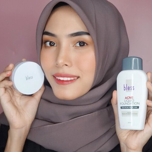 Hayo siapa disini yang kulit wajahnya cenderung Oily / Acne-Prone Skin ? Ada racun baru loh yang bisa jadi cocok dengan kondisi kulit kalian yg Oily / Acne-Prone Skin.Jadi ini adalah produk dari Bless Cosmetics yang Acne Series yaitu Acne Liquid Foundation dan Acne Face Powder. Seneng banget deh karena udah penasaran dari lama. Hihi. • Acne Liquid Foundation : Foundation Oil Free dan sudah mengandung tabir surya dan dapat mengecilkan pori-pori karena terdapat kandungan zinc oxide & boric acid, selain itu juga dapat membantu mencegah timbulnya jerawat. • Acne Face Powder : Loose powder yang sudah mengandung tabir surya dan antiseptic untuk merawat kulit berjerawat, serta dapat menyerap minyak berlebih yang ada pada wajah. Acne Face Powder ini memiliki 3 shades yakni Ivory, Natural, dan Beige.Nah, menurutku kedua produk ini mempunyai harga yg cukup terjangkau dengan kualitas yg ok punya loh. Penasaran sama review selengkapnya? Yuk cek di blog aku :www.maryah-ulpah.blogspot.comor just click a link on my bio ya 💙#2StepDailyMakeup #SelamatTinggalJerawatWithBless #DailyMakeupNeeds @bless.cosmetics