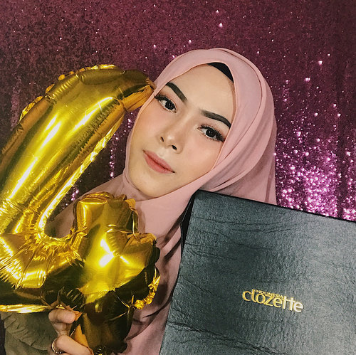 Happy 4th Anniversary @clozetteid ! May everyday bring something new and exciting for you. I hope your special day is the beginning of another amazing year. ✨I’m so proud to be part of you. Terima kasih karena selalu menemani ku as a Beauty Blogger.Keep shinning, keep inspiring! 🌻And then, What’s in my #ClozetteUn4gettable box (?) Just swipe to know! I got from @clozetteid , thank you so much @clozetteid @pondsindonesia @senkaindonesia @jacquelle_official @zap_beauty 💙#clozetteid #clozetteun4gettable #pondsindonesia #senkaindonesia #jacquelle #zapbeauty #makeup #skincare #beautybloggerindonesia