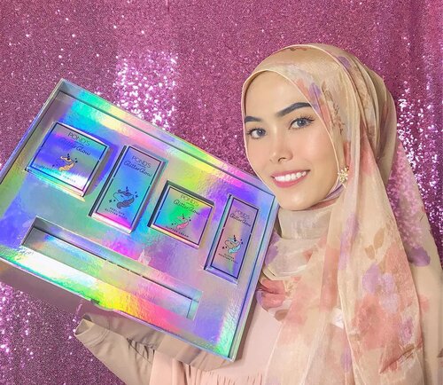 Yeay! #PondsGlitterGlow is finally here!!Akhirnya kesampaian juga untuk reveal produk-produk ala unicorn ini! ✨Attention nih buat para glowgetters and glitterfreaks, this collection is for YOU! #SparkYourUnicornGlow dengan 4 produk #PondsGlitterGlow ini :1. Peel-Off Mask yang gampang dan nyaman dipakai2. Illuminating Cream for that effortless glow from within3. Duo Powder yang memberi instant holographic look4. Moisture Stick memberikan efek glitter yang merona. What’s not to love?! Aku pribadi udah langsung tau nih my future go-to product yaitu yang illuminating cream karena cocok banget untuk day look gitu, tapi bisa juga loh dijadiin base untuk night look! #BornUnicorn@pondsindonesia #BornUnicorn #SparkYourUnicornGlow #PondsGlitterGlow #ClozetteID