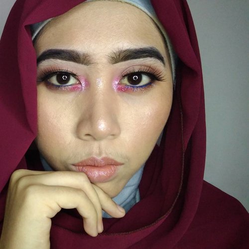 Foto waktu pertama kali nyobain pake powder glitter. Kelilipan. Powder glitter dari Expert. Warna transparan. .Adakah rekomendasi pressed glitter transparan yang harganya murce??? ..#indovidgram #beautygram #videomakeup #videodandan #1minutemakeup #makeuptutorial #makeupjunkie #ponororogovidgram #makeuptutorial  #indobeautygram #beautybloggerindonesia #beautyblogger #bloggerponorogo  #wakeupformakeup  #naturalmakeup #glammakeup #clozetteid #ivgbeauty #setterspace #makeupforhijab #indomakeup_squad #bunnyneedsmakeup #hijabandmakeup #motd #muaponorogo #Ponorogo #beautylosophy #teambvid@beautiesquad @setterspace@indobeautygram @beautylosophy @bvlogger.id @bloggerceriaid @indobeautysquad @beautybloggerindonesia @indomakeup_squad @bunnyneedsmakeup