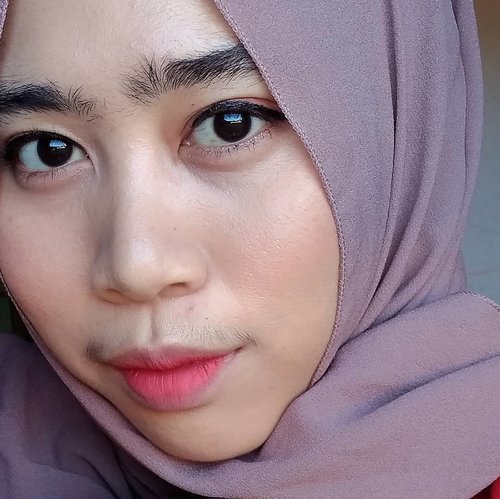 Maskara alis ✔Foundation 2 layer ✔Eyeliner ✔Eyeshadow✔Powder ✖Blush on ✔Highlighter ✔Bronzer ✖Lipcream 3 shade ✔New (makeup) normal! Have a nice weekend! #clozetteID #makeuplook #hijab#moodygrams