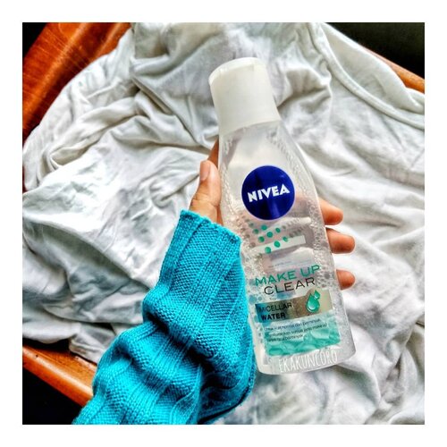 Hai Sisters!!! ⠀⠀Siapa yang suka tahapan cleansing dan terbiasa double cleansing? Gak asing sama micellar water kan? ⠀⠀Ini adalah salah satu produk micellar water yang aku punya, akan tetapi produk ini tidak oke untukku. Tapi bagus untuk orang lain. ⠀⠀@Nivea_ID Makeup Clear Micellar Water. Direkomendasikan untuk kulit normal dan berminyak. Claimnya, membersihkan semua jenis makeup tanpa rasa berminyak. ⠀Produk ini tanpa alkohol, jadi yang suka alergi alkohol bisa coba produk ini. ⠀⠀Setelah mencoba memakai dan memaksa terus memakai, produk ini tidak cocok untuk kulit ku. Dari ketika dulu jenis kulitku kering sampai sekarang dengan kondisi kulitku normal cenderung kering, masih tidak cocok untuk kulitku. ⠀Bisa jadi karena tipe kulitku tidak cocok untuk produk ini. ⠀⠀DISCLAIMER :⠀Reaksi produk bisa berbeda-beda di tiap jenis kulit orang. Cocok untuk kulitku belum tentu cocok dikulitmu, begitu juga sebaliknya. ⠀⠀Kulitku saat memakai micellar water ini terasa sedikit panas dan gatal. Jadi biasanya aku pakai micellar water ini untuk membersihkan swatch produk makeup yang ada di tangan. ⠀⠀Untuk performanya, SILAKAN SWIPE YA UNTUK LIHAT HASIL MEMBERSIHKAN MAKEUP DENGAN PRODUK INI. ⠀⠀Nivea Micellar Water ini cukup bisa mengangkat makeup, tapi tidak bisa mengangkat 100% untuk produk makeup yang waterproof. ⠀⠀Jadi buat yang jenis kulitnya beda denganku, bisa coba pake ya sister. Soalnya ibukku pake ini enak-enak aja, gak ada reaksi yang buruk sama sekali. ⠀⠀Ngomong-ngomong, micellar water kesukaan kalian apa sisters? ⠀⠀⠀#nivea #niveamakeupclear #niveamicellarwater #micellarwater #cleansingwater #doublecleansing #skincareroutine #clearskin⠀⠀#beautiesquad #beautyranger #rangerratjun #beautygoers #kbbvmember #setterspace #bloggerceriaid #clozetteid #bloggerIndonesia #ragamkecantikan #tampilcantik #bloggerponorogo #ponorogohits #bvloggerid #bloggirlsid #hbbv #bloggermafia