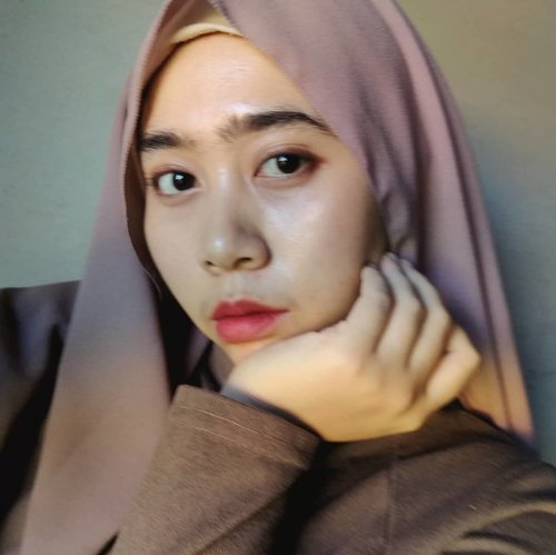 Engga, mata kamu enggak burem. Emang ngeblur aja ini potonya. 

Orang Korea kalau foto ngeblur masih bisa estetik gitu ya khan, tapi ini kaya bikin mata burem 😅 

Btw, sudah banyak razia masker scuba belum di kota mu?

#clozetteID 
#hijab
#makeup