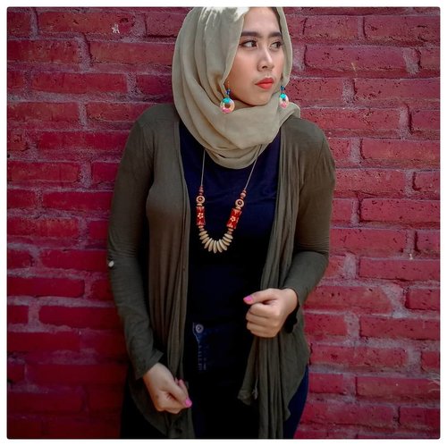 Jilbaban kok pake pasang anting mba? ⠀⠀⠀⠀Ya kalau pasang terop itu namanya mantu! ⠀⠀⠀⠀Kutek peel off dari @mukka_kosmetik tibaknya lucu juga. #makeuptutorial #clozetteid #ootd #ootdhijab #hijabponorogo #hijabandmakeup #hijabers #beautyblogger #beautyvlogger #bloggerponorogo #youtuberponorogo #vloggerponorogo
