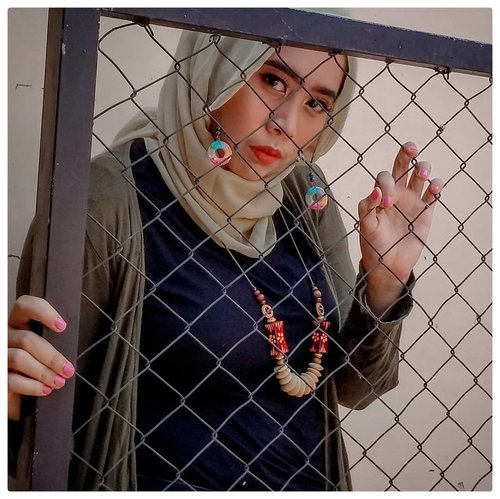 Sombong itu menghargai diri secara berlebihan. Bukan aku yang bilang lho ya, tuh KBBI! ⠀⠀⠀Sombong itu gapapa. Asalkan punya yang mau disombongin. Sombong karena cantik dan karena merasa cantik, tak apaaaaa. ⠀Kalau ada yang julid, biarin. Mereka lagi juga lagi sombong.......sombong jadi orang jahat. ⠀⠀⠀#clozetteid #hijabers #hijabandmakeup #blogger #beautyblogger