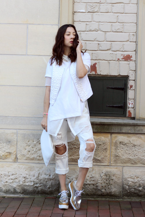 STORY IN WHITE! A must have as well for this year is definitely WHITE !!! You should have a lot of white items in your closet girls :) Check for more here : http://jenniferbachdim.com/2015/04/22/story-in-white/#OOTD #whiteonwhite 