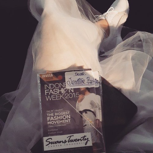 Let the show begin !!! @swanstwenty Good luck honey @sophie_tobelly 💙 #IndonesiaFashionWeek #IndonesiaFashionWeek2015 #IFW2015 #fashionweek #FW #SwansTwenty #ClozetteID @clozetteid  #JenniferBachdim #fashion #fashionblog #fashionblogger