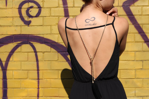 Like I told you, the back of the dress is really special! And I wore my necklace the wrong way, that my back is really the eyecatcher of my whole Outfit. Do you like it? The whole Post up on my blog