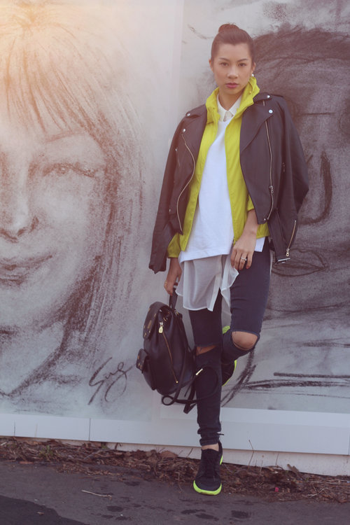 ART MEETS STREET STYLE! I'm absolutely loving this fashionable, casual and super cool look, Whats your opinion Clozetters? More here: http://jenniferbachdim.com/2015/03/28/art-meets-street-style/ #UNIQLO #OOTD #UniqloLifeWear 