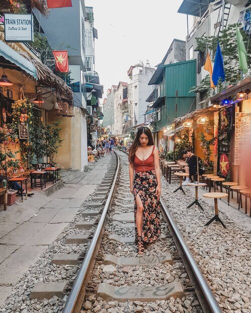 This lively train street is located in Hanoi's Old Quarter area. Whats make it unique is there are so many cafe along the railway and sometimes they put their table in the middle of the rail! What?? Coz the train rarely come, but when its about to, a bell will ring and everyone will rushingly get off the rail.
.
.
When I was sitting at @railwaycafehanoi a little boy came to me and asked “hello, do you like japanese?”. I was quite confused, does he meant the food? Then his mom explained to me that he meant “you look like Japanese” 😄 90% Vietnamese that I met didn't speak English, so I can say the 7 years old boy was really smart.