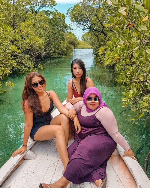 Many people told me that Belitung isn’t so touristy and I would get bored after 3 days. But after I came back, I would say 5 days wasn’t enough to explore this beautiful island. Will definitely going back to dive its sparkling blue ocean💙
.
Anyway, now you can #flywithairasia from Jakarta to Tanjung Pandan with only IDR 700.000 (1 hour direct flight, return tickets, 15kg baggage included). Congrats for the new route @airasia_bhsindonesia ✈
.
#photooftheday #lightroom #igdaily #potd #clozetteid #travelgram #holiday #instatravel #summer #summerholiday #vacation #airasia #bikinjadinyata #daretoshare #explorebelitung #belitung #babel #leebongisland