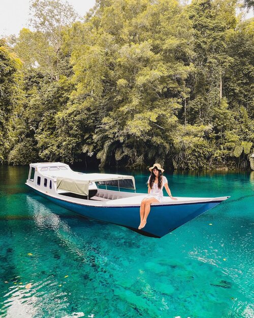 Danau Labuan Cermin ini juga terkenal dgn sebutan danau dua rasa, krn air tawar di permukaan dan air asin di bagian bawahnya. Dalamnya sekitar 5-13 meter, kemarin pas dive disana jam 9 pagi sih dingiinnn banget, tapi untungnya makin dalam makin hangat.Butuh lebih dari 10 jam dari Jakarta untuk ke tempat ini😅 penerbangan dari Jakarta-Tarakan itu sekitar 4 jam, lalu naik speedboat dari Tarakan-Derawan selama 3 jam. Nah kita sih stay dulu semalam sebelum ke Labuan Cermin, 3 jam dgn speedboat. Tips: sedia antimo dan travel pillow😉Tapi danaunya bener-bener SUPER BAGUS jernih banget krn sinar matahari menembus sampai ke dasar. Kalau mau kesini bisa book open trip sama @hvtrip , pasti dibawa ke tempat-tempat eksotis dan difotoin juga sama @sea.sickkk 💙.....·.....·#photooftheday #lightroom #igdaily #potd #instagood #lifestyle #fashion #clozetteid #ootd #travelgram #travelblogger #derawan #derawanisland #eastborneo #labuancermin #freediveindonesia