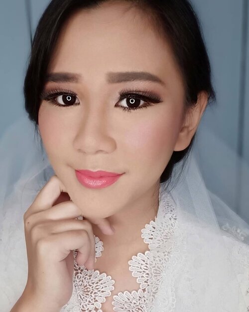 for the first time👰
💄 : talented @giacintadevita
.
.
.
.
#bridal
#bridalmakeup 
#makeup
#clozette 
#clozetteid
