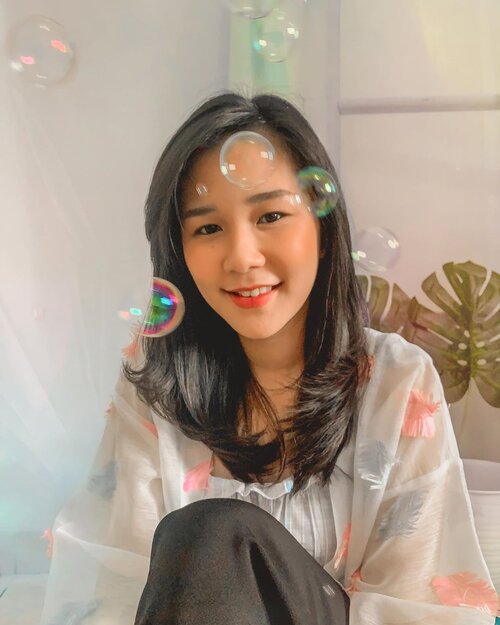 happy kid 🥳🥳dibalik foto ini ada 989 take untuk menghasilkan 2 foto (yang kayaknya) terbaik. ga gampang juga kontrol ekspresi saat harus foto dengan bubble🙈.#balloons #clozette #clozetteid