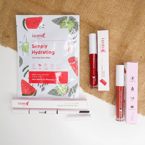 Another new product dari local brand nih temen temen😘 Sebelumnya @iomibeauty dikenal dengan product skincarenya, tapi di awal bulan ini mereka ngeluarin product baru lagi termasuk lipstick & juga eyebrow. Aku juga tau lebih detail tentang product ini waktu main ke IMAE.
.
🔸Iomi Simply Hydrating : untuk sheetmask mereka punya banyak varian sih, cuma favorit aku yang di foto ini. Claim nya mampu bikin kulit kita glowing karena di dalamnya ada kandungan Giga White. Apa tuh kak Giga White? Coba di google hayoo😘 Yg ku suka dari product ini adalah packagingnya yang gemes, colorful gituu dan untuk kualitasnya juga oke kok. Aku biasanya pake sheetmask di malam hari, besok pagi kinclong deh tuh kulit🙈
.
🔸Iomi Brow Definer : ini pensil alis mechanic yaaa, dan dia itu udah cruelty free plus vegan. Yang ku suka bentuknya itu triangle, bikin alis jadi gampang banget dan menurutku cukup pigmented😊
.
🔸Iomi Matte Liquid Lipstick : aku kebagian nyobain shade ruby red & sunkiss. Ruby red lebih ke maroon red gitu, kalo sunkiss lebih ke peachy nude gitu tonenya. Yaa sudah pastilah ya aku suka dengan shade sunkiss😅 Dari packaging sih sebenarnya nothing special, cuma lagi lagi aku suka product ini karena dia cruelty free, ada kandungan vit E, vegan, & transferproof 👍
.
.
.
.
.
#iomi #iomibeauty #makeup #localbrand #sheetmask #eyebrow #lipmatte #Indobeautyvlogger #Indobeautyblogger 
#bvlogger #bvloggerid #beautygoersid #beautiesquad
@ragam_kecantikan 
@popbela_com 
@indobeautysquad #Indobeautysquad 
@tampilcantik #TampilCantik
@beautynesia.id #Beautynesia #BeautynesiaID 
@bunnyneedsmakeup 
@bloggermafia #bloggermafia
@bloggirls.id 
@indobeautygram #Indobeautygram
@clozetteid #Clozetteid #Clozette
@beautybloggerindonesia #beautybloggerindonesia