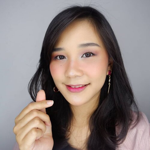 Happy Valentine's Day dear everyone! ♥Share dong apa rencana kalian hari ini?Btw, aku punya video baru di youtube loh, make up look utk ngedate atau dinner sama gebetan / pacar kamu hari ini hihi.Bocorannya look ini menggunakan product under 80k  yaitu @madame.gie ✌.👧 earings : @athaliaacc...#valentine #valentinesday2019 #valentines #valentinemakeup #sweetpink #clozette #clozetteid #beautybloggerindonesia