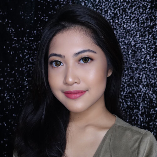 YEAY! @luxcrime_id mengeluarkan lipstick terbarunya lho. Warnanya cantik-cantik sekali, wanginya juga gemas, seperti bubble gum. Mau tau pendapat aku tentang lipstick ini, yuk cek review dan swatchesnya dengan klik Link di bio aku😊😘....#vienarissanty #clozetteid