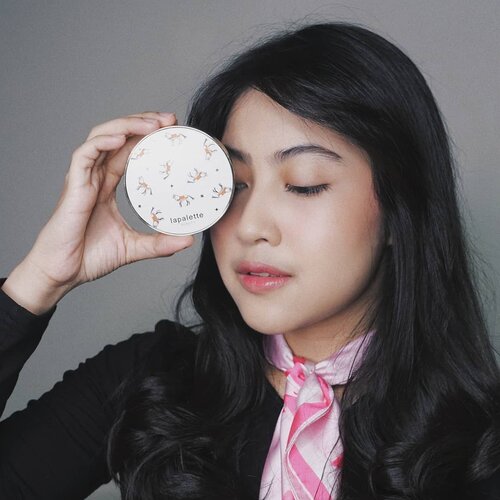 Lagi nyobain Lapalette Beauty Silky Tension Cover Pact shade 23 dari @charis_celeb @charis_indonesia
Yes, suka sama hasilnya yang natural dan makin lama, makin nyatu sama kulit😍

Coverage-nya menurut aku udah ok dalam 1 layer sajaa. Terasa ringan dan gk bikin kulit jadi berminyak👌🏻👌🏻 #hicharis #charisceleb #lapalette #clozetteid #makeup