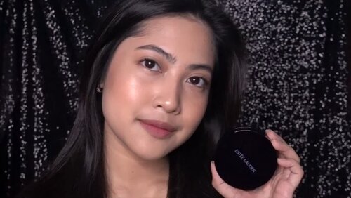 Suka banget sama @esteelauder Double Wear To Go. Ringan sekali, gk bikin kulit ku kering dan juga gk bikin kulit ku super berminyak. Fyi jenis kulit ku kombinasi cenderung kering ya😊
Aku kurang suka dengan packagingnya, sponge dan tempat foundation keluar tidak ada pembatasnya, jadi kurang higienis .
.
.
.
.
.
#vienarissanty #clozetteid #makeup