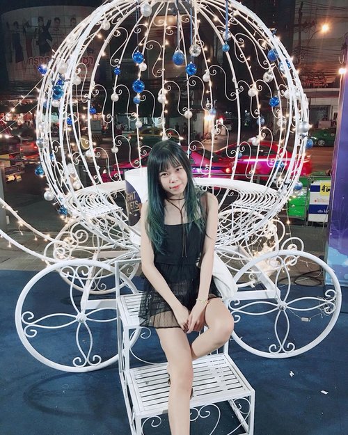Spotted this cinderella carriage on the way and can't resist to not taking a picture even when i don't have my makeup on 🙈
.
.
.
.
.
.
.
.
#potd #ootd #clozetteid #clozette #beautynesiamember #bblogid #haircrush #hair #asian #wiw #ggrep #styleblogger #tb