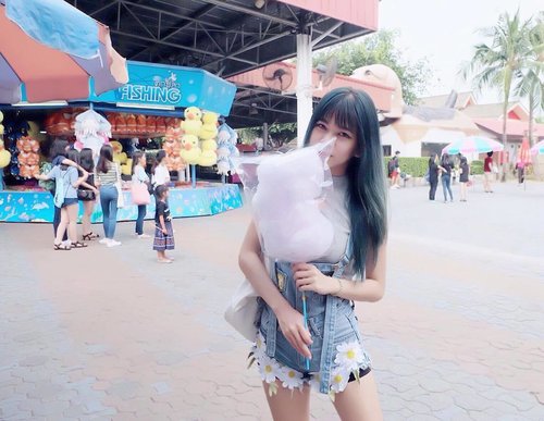 Fair is where you get cotton candy 🎠#clozetteid #clozette #beautynesia #beautynesiamember #travel #ootd #cottoncandy #bloggerlifes #asian #haircrush #traveldiary #travelwithjennifermarc