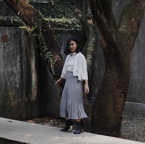 My very first smiling photo of me is up, and more to come✨
Suddenly looking a bit more girly-er by @lovebonitoid @clozetteid Sandrine Pleated Knit Midi Skirt! Wishlist checked ✔️ ----
📸 @mralvinpin
----
#Clozetteid #ClozetteidReview #LoveBonito #SayaLB #LoveBonitoxClozetteIDReview
