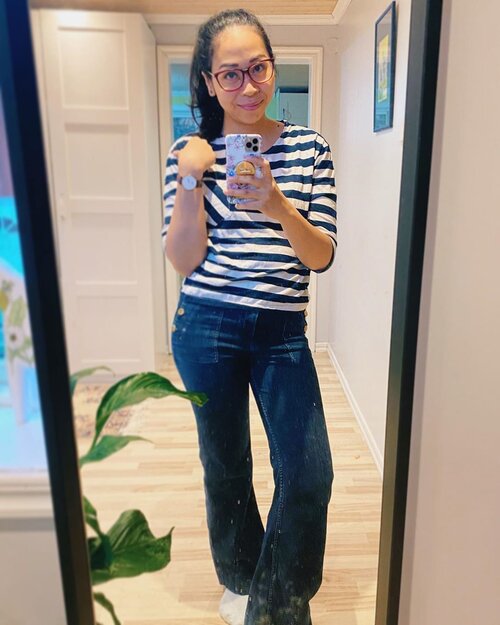 Ntah mengapa hasrat untuk ber#ootd hilang dalam 1-2 tahun terakhir ini, lamaaaa yaa.. 😅
Banyak faktor sih.. mulai dr suami yg bukan seorang ”instagram husband” 😂,
hilangnya rasa percaya diri yg cukup drastis 😰,
Mood yg suka naik turun kyk roller coaster 😅,
Dan segala alasan lainnya 😁

Jadi menurut tmn2 upload #ootd lg gak nih? Kali ada yg penasaran kalau aku kerja pake baju apa.. 🤣🤣
.
.
.
.
.
.
.
#ootd #ootdindo #momootd #momwithstyle #mamaswithstyle #momblogger #momlife #mommylife #mommyblogger #ibuibu #ibumuda #mahmud #ibuibublogger #blogger #lifestyleblogger #fashionblogger #blogger #vlogger #outfitoftheday #clozetteid #fashion #stylelikeamother #indonestyle