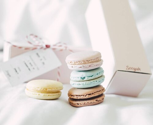 These macaroons from @soogah.id make my monday feels like friday 😋😋Fav flavor: chocolateee! *feels like heaven literally*#bestmacaroons #macaroonssby #heavenlymacaroons #clozetteid