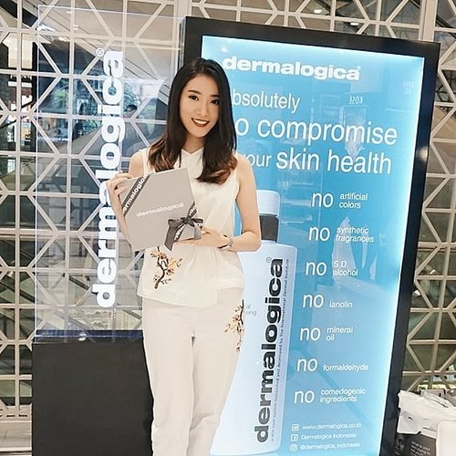 Experiencing Skin Bar today with @dermalogica_indonesia 🙆‍♀️
Had a really great experience, learned a lot about how to use their products in the right way, from using the cleansing oil till the serum and stuffs 😃 And if you guys want to know more about their products, fell free to drop by their store 😊
The staffs are super nice and friendly, so you can just simply come and you will be introduced to a whole new skincare world; cleansing face has never been this fun 😍👏 #DermalogicaSkinBar #DermalogicaIndonesia #Dermalogica #skincare #clozetteid