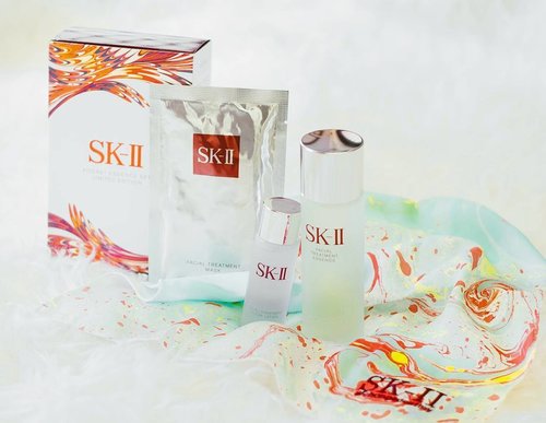 A little throwback to @skii's Suminagashi Festive Party last month and been trying these products for almost a month now, and my favourite product goes to their Facial Treatment Essence! 🙆🙆
So here goes my short review:
.
What I like about SK-II's FTE:
• A glowing skin result (favourite result 💋)
• Moisturize but doesn't make your skin oily
• Softer skin (kulit2 kasar hilang semua)
• Reducing dark spots
.
Facial Treatment Mask and Lotion:
• Magically removes all the pimples
• Kulit jadi super duper kenyal kayak pudding
.
Yes yes this is my honest review and I looovveee SK-II's products ❤❤❤
.
#skiigifts #skii #changedestiny #clozetteid #clozetteidxskiisby