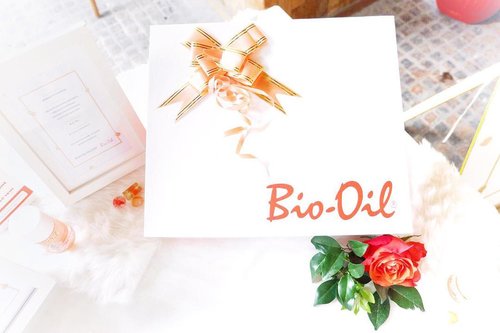 R you curious enough about what inside this surprise box? 📦 
Coming Soon!
. .
.
.
#clozetteid #biooil #beautyjournalxbiooil #biooilinspiresyou #itstimetoglow #biooilreview