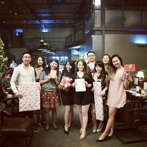 Had a great time with these peeps! Merry Christmas everyone! 📷📷📷🎡🎄 #merrychristmas #christmasdinner #leon #exchangegift #christmasgift #clozetteid #lowlight #girls