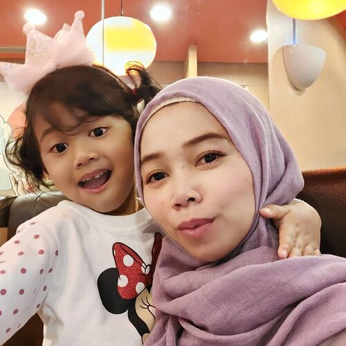 Abis foto² mau upload tapi bingung tulis caption.. iya itu aku 😆Happy Sunday aja buat semua..💜#happysunday#momanddaughter#momylife#clozetteid