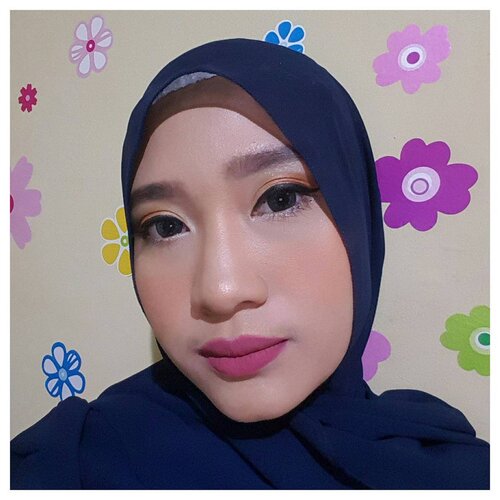 #Makeup KONDANGAN kali ini
Recreate 'Glamour Summer Makeup Look' ala @luluelhasbu using @wardahbeauty One Brand dengan sedikit modifikasi karena keterbatasan produk 😂
.
.
Details : - Sun Care Sunscreen Gel
- Everyday BB Cream "light"
- Everyday Luminous Face Powder "natural"
- Liquid Foundation "natural" pengganti concealer mata panda 😩
- Blush on D pengganti shading hidung juga 😆
.
- Eyeshadow A Series
- Eyeshadow N Series pengganti Eyeliner Pencil White
- EyeXpert Matic Brow Pencil (Deep Grey)
- EyeXpert Optimum Hi-Black Liner - Perfect Curl Mascara
.
- Exclusive Matte Lip Cream "See You Latte" utk base Lipstick (Apply tipis aja)
- Intense Matte Lipstick "Choco Town" utk layer lipstick kedua
- Exclusive Matte Lip Cream "Pinkcredible" utk layer lipstick ketiga
.
.
#MOTD
#beauty
#wardahbeauty
#cantikdarihati
#clozetteid
#localbrand