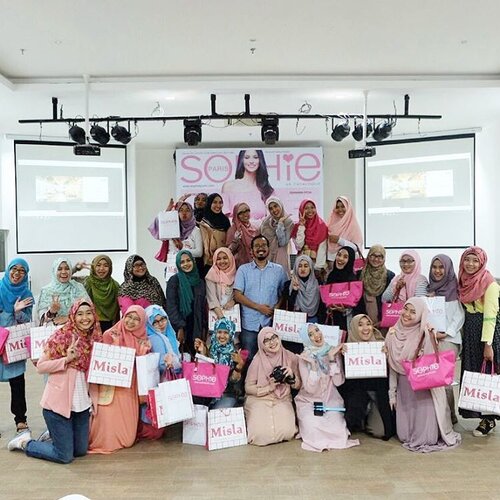 Thank you yaa panitia @ihblogger utk acaranya hari ini.. dapet ilmunya ttg fotografi, yg pastinya berguna buat diterapkan di blog dan sosmed.. makasih buat narsum @efenerr , kak @mrsdelonika sebagai moderator.. Selain dapet ilmu, dapet goodie bag super kereenn dan lengkapp bgtt persembahan dari @sophie.paris.id @mislawebstore dan cemilan enaak dari @dapurqu_jakarta 
See you all again at the next #ihbevent yaahh 😘😘
.
.
.
#indonesianhijabblogger #ihblogger #ihbxsophieparis #ihbfotografi #clozetteid #momblogger #sophieparis #mislawebstore