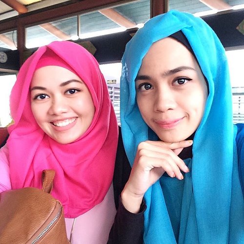 Pink and Blue.
.
.
.
#officemate #selfiebuddy #pinkandblue #hijabtraveller #hijabbloggerindonesia #hijabblogger #clozetteid
