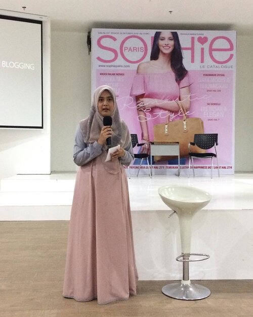 Mak moderator cantik @mrsdelonika utk acara @ihblogger kali ini, Workshop Photography For Blogging bersama Travel Blogger ternama mas @efenerr .
.
.
#ihblogger #ihbevent #clozetteid #momblogger