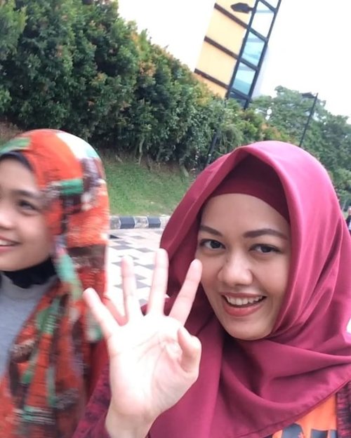 Haiiii ketemu lagiihh di edisi vlogvlogalalalavlog ala #starclozetter @saski_tya dan bukan starclozette yaitu sayaa 😆
Seru seru seronok ye klo kate orang malaysia, jom kita tengok ☀️
.
.
.
#hijabblogger #travelinstyle #hijabtravellers #officemates #clozetteid #clozettedaily #kualalumpur #twintowers #petronastwintowers
